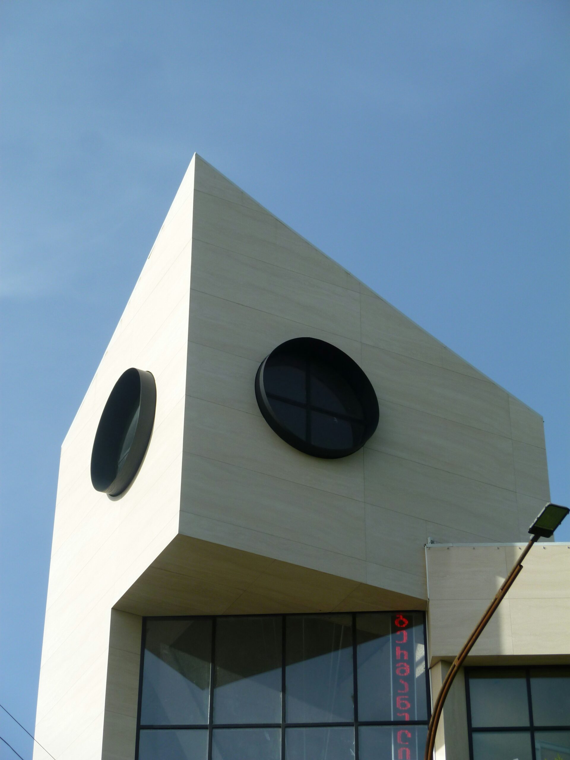 Architecte consultant les plans d'une maison individuelle à Nevers