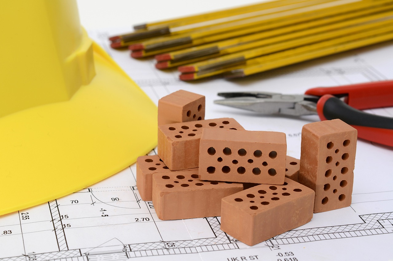 Un architecte vérifie les plans sur un chantier de maison individuelle dans la Nièvre